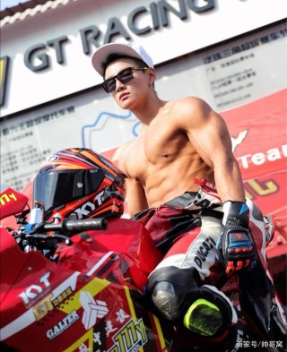 硬朗帥氣、男人味十足的機車男孩，緊身的機車服，展現健美身材！