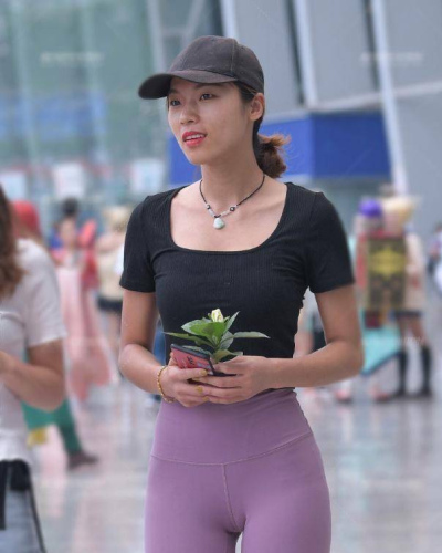 打底褲顯得自己特別自信，給人溫暖時尚的感覺