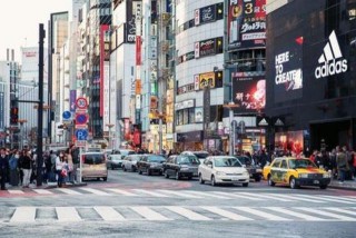 日本人開車是靠左邊行駛，和我國相反，為什麼日本不和中美一樣呢