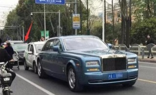 一車主開共享汽車，追尾勞斯萊斯，看到保險額度，車主：賠慘了