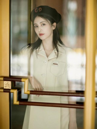 白鹿轉換風格了嗎？貝雷帽小裙子，小女生的樣子甜美十足！