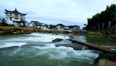 湖南廣東江西交界處的熱水河，河畔溫泉達98℃，村民用來殺雞泡腳