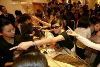 大爺大媽成旅遊公害，求你們別出國旅遊，丟人丟到境外去了！