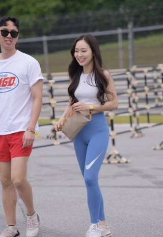 黑色時尚褲穿出低調美，讓你體現自信的同時也變得很優雅