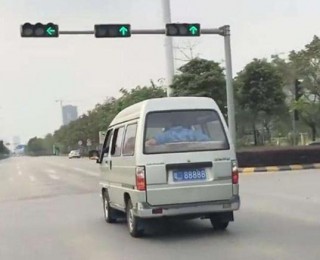 廣東江門“最貴”的面包車，汽車4萬，車牌號250萬