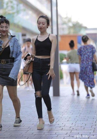 打底褲塑造經典身型，輕松穿出嫵媚浪漫的女人味兒，令人心醉