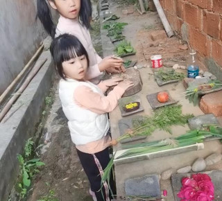湖南：女兒做好“菜”叫爸爸吃，男子看到菜愣住了：涼拌蛇皮？
