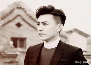 靳東兩次愛上離婚婦女，最終娶了二婚的她，現如今過得很幸福！
