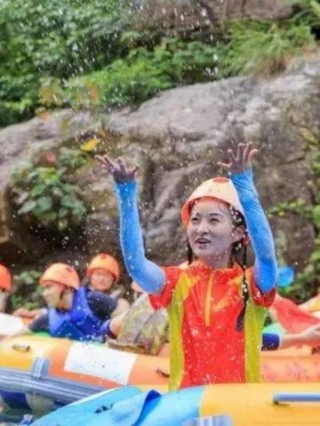 炎炎夏日清遠漂流最適合你，來一場速度與激情的碰撞吧