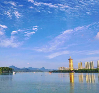 濟南大明湖一夜入秋，遊客驚呼“穿越”季節！一天下6500個大明湖_氣溫_現象_旅遊