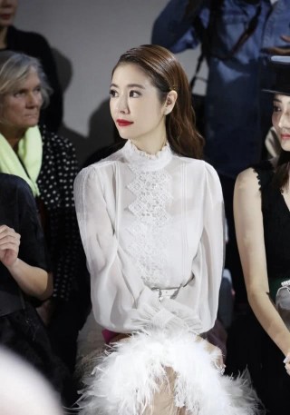 林心如穿羽毛包臀裙搶鏡，行走的嫩模，潮流時尚