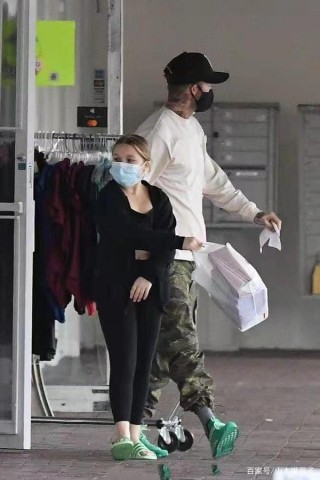 貝克漢姆父女現身！小七穿短裝成圓柱身材，大哥曬照挽回妹妹形象