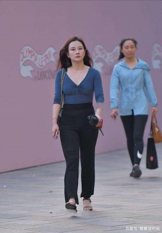 女神打底褲穿搭，簡約中透著個性感，真佩服她