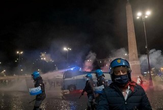 歐洲多國宣布“封城”後爆發民眾抗議，疏忽和放任讓抗疫成為災難，喜歡為人師表的美國，成了反面教材