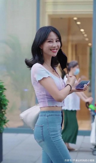 身材好的女生穿衣就是任性，喇叭褲也能這麼好看，盡顯時尚魅力