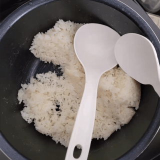 煮米飯時，最忌直接下鍋煮，牢記這幾點，米飯粒粒分明，口感筋道！
