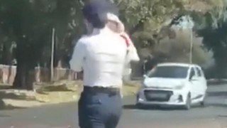 印度女交警抱著5個月大的嬰兒指揮交通 寶寶安靜趴在媽媽肩上打盹