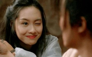 46歲的朱茵一字露肩裝扮, 優雅如天使, 完全不輸當紅小花旦