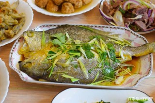 曬曬咱家的年夜飯，11口人16道菜，網友：拒絕假精致，好想吃