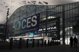 CES 2025｜這屆機器人會整活，會後空翻，賣萌撒嬌，還能當包包掛件_Ropet_AiMe_產品