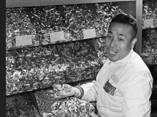 張秉貴：靠兩手絕活聞名，曾被冰心采訪，去世後鑄銅像陳雲題詞