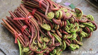 這麼好吃的涼拌蕨根粉還不會做？號稱“山野菜之王”，營養又美味