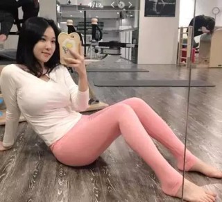 街拍路人：一款簡單的瑜珈褲，勾勒美婦知性成熟味