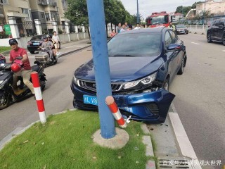 小汽車撞車漏油 定海消防緊急處置