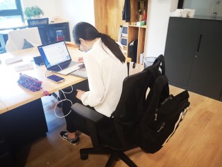 這群本應該在美國、歐洲的留學生，每天在王府井“黑白顛倒”，因為啥？