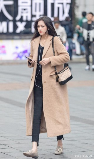 穿著上衣的漂亮女人搭配服飾不顯臃腫，更能表現出女性的知性優雅