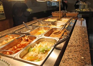 高校禁止外賣進校園，商家校門免費發放外賣，學生自願排長隊付錢