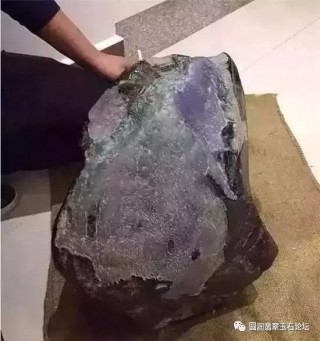 發現小塊幾乎絕跡的翡翠原石，此翡翠原石一開專家一時難以估價？