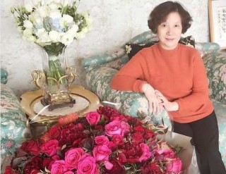 趙薇曬媽媽美照為其慶生！網友：不小心發現了一個秘密