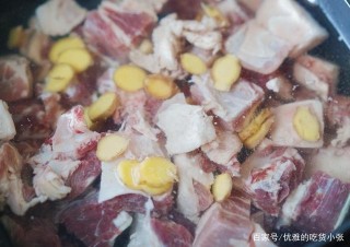 寒冷的冬天適合吃的美食有哪些？教你在家做西紅柿牛腩！