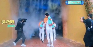 吳奇隆回應被保安按倒，鄭爽直播翻車，反應出的3項娛樂准則
