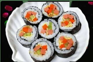 壽司，日本傳統美食的代表，制作過程既是一門技藝，也是一種藝術_食材_海苔_處理