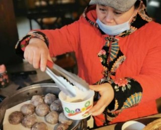 山東“著名”美食小鎮，古色古香的傳統美味，遊客一路逛吃