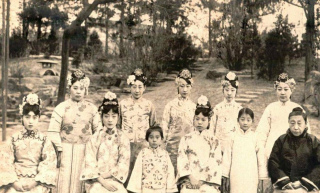 她一輩子不結婚不工作，不談戀愛，活到90歲，身後荒涼任人評說