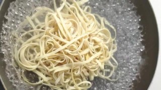 涼拌豆腐皮，做法簡單2分鐘搞定，麻辣鮮香開胃，過年記得著做！